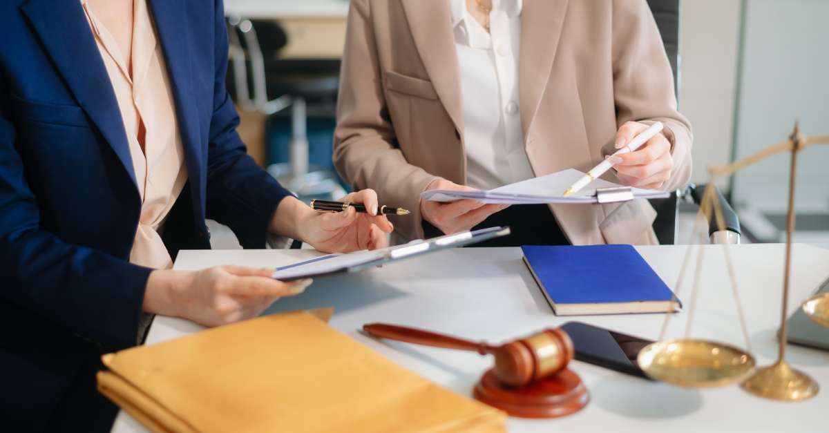 Image for Settlement vs Trial: What Personal Injury Lawyers Recommend? post